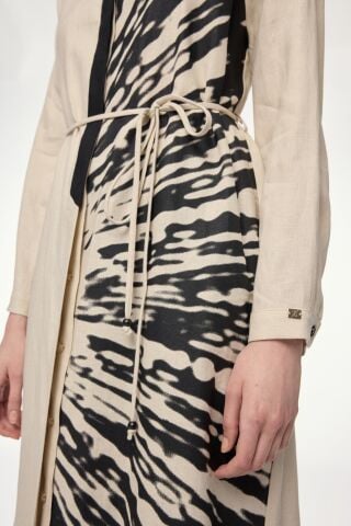 ZÜHRE HAKİM YAKA DESENLİ UZUN BEJ TUNİK