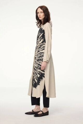 ZÜHRE HAKİM YAKA DESENLİ UZUN BEJ TUNİK