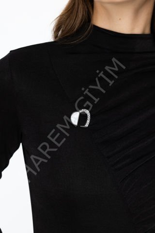 ON TRIKO DRAPELİ BROŞ DETAYLI BLUZ