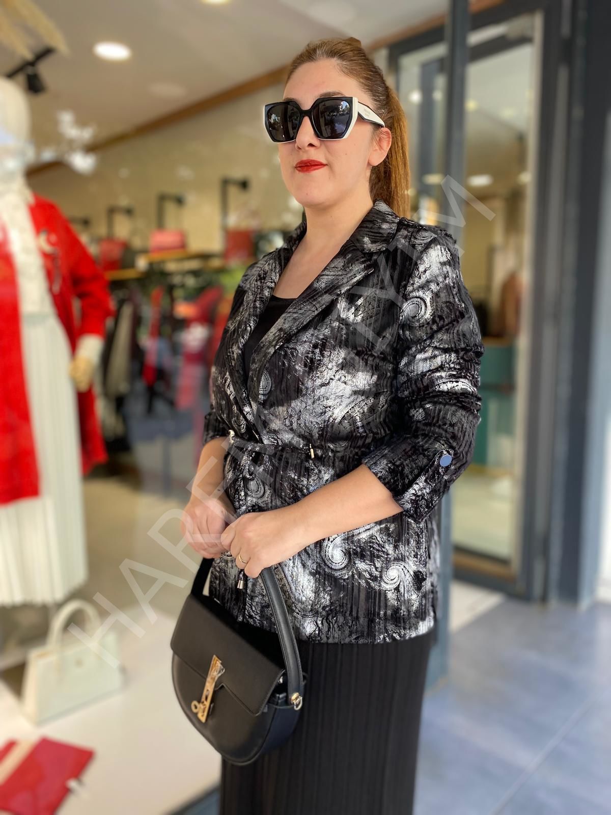 ON TRIKO JAKARLI İNCE KADİFE CEKET