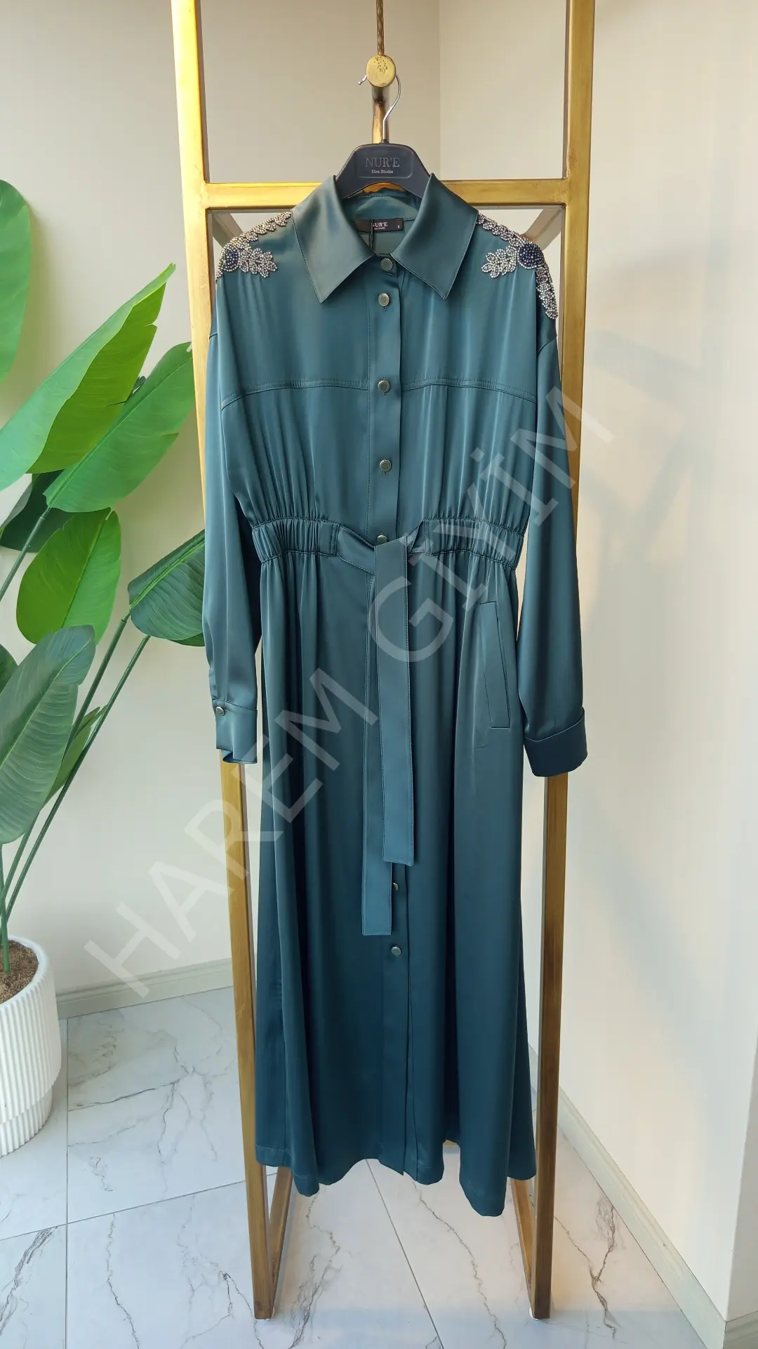 NUR'E OMUZ TAŞ DETAY İPEK SATEN ELBİSE