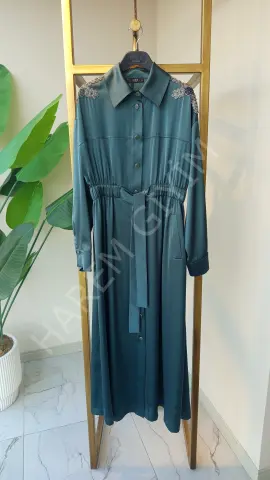 NUR'E OMUZ TAŞ DETAY İPEK SATEN ELBİSE