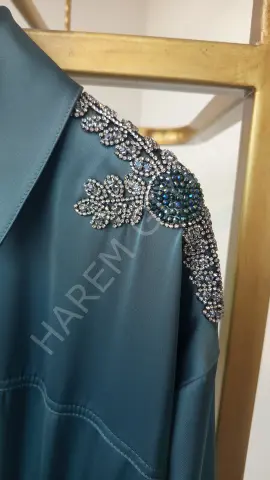 NUR'E OMUZ TAŞ DETAY İPEK SATEN ELBİSE