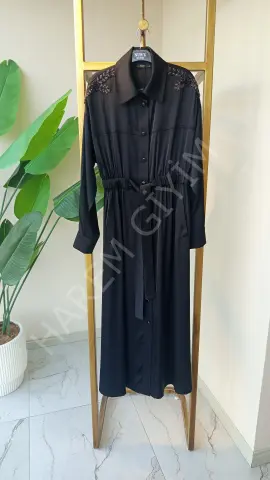 NUR'E OMUZ TAŞ DETAY İPEK SATEN ELBİSE