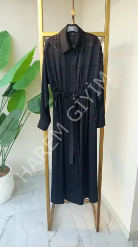 NUR'E OMUZ TAŞ DETAY İPEK SATEN ELBİSE