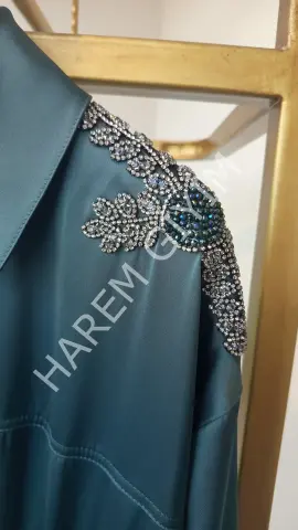 NUR'E OMUZ TAŞ DETAY İPEK SATEN ELBİSE