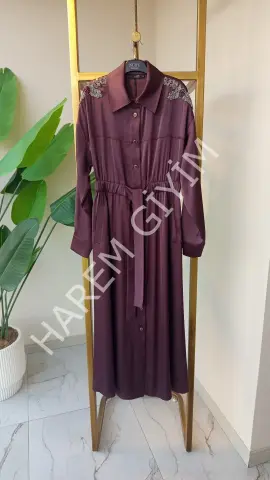 NUR'E OMUZ TAŞ DETAY İPEK SATEN ELBİSE