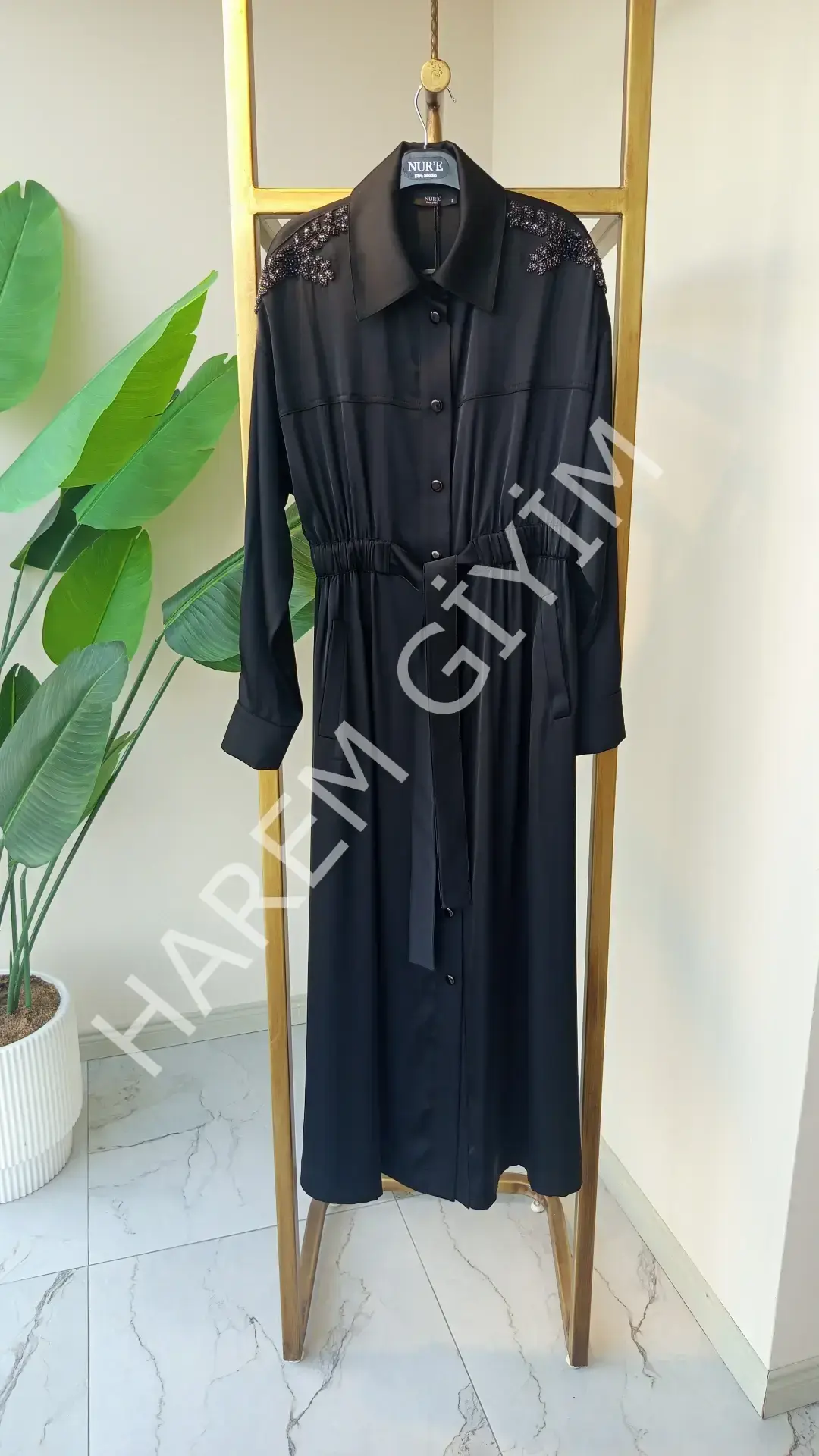 NUR'E OMUZ TAŞ DETAY İPEK SATEN ELBİSE