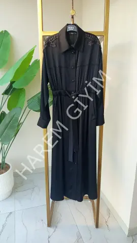 NUR'E OMUZ TAŞ DETAY İPEK SATEN ELBİSE