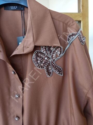 NUR'E TAŞ İŞLEMELİ GÖMLEK