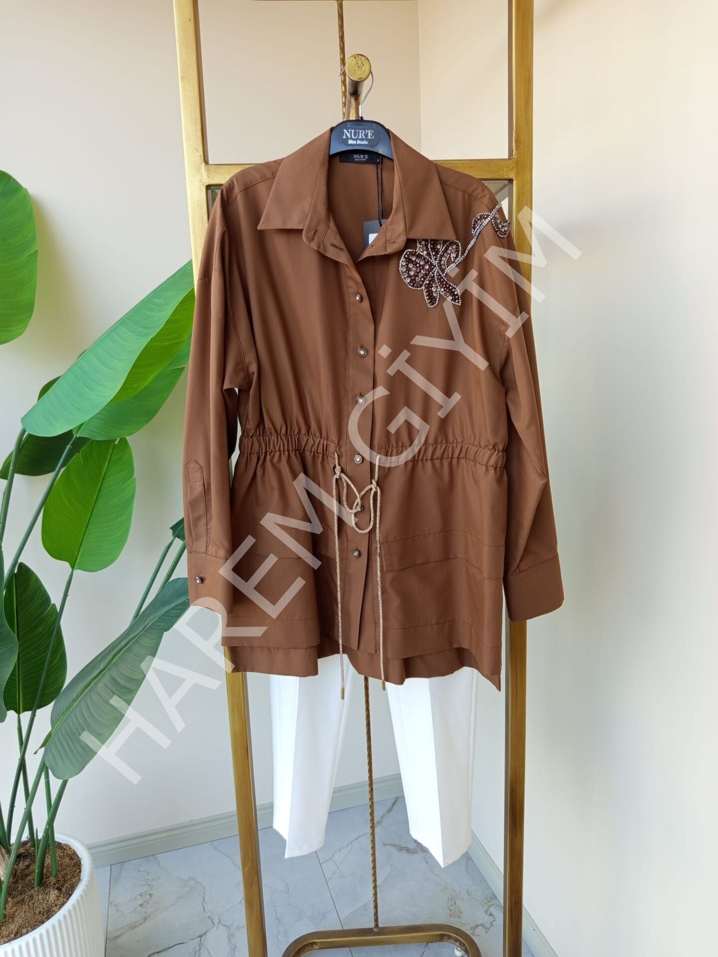 NUR'E TAŞ İŞLEMELİ GÖMLEK