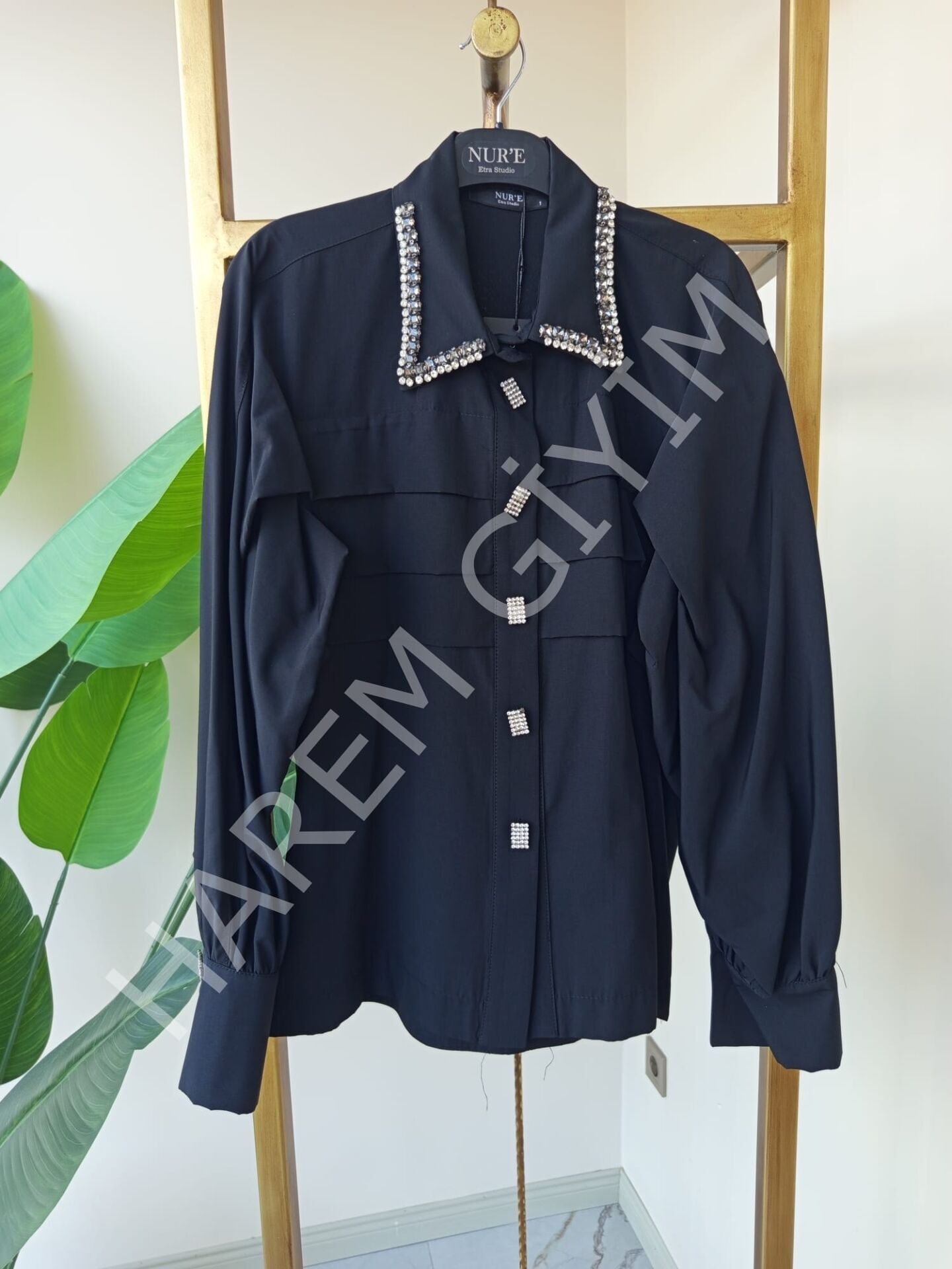 NUR'E YAKASI TAŞLI GÖMLEK